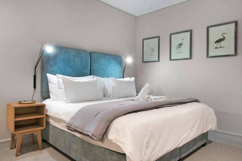 Greenpoint Hideaway Pool, Balcony, Luxury Living Cape Town