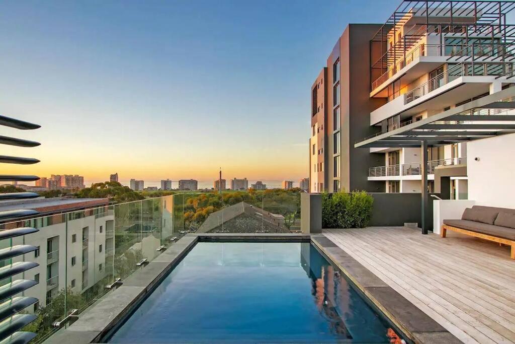 Greenpoint Hideaway Pool, Balcony, Luxury Living Apartment Cape Town